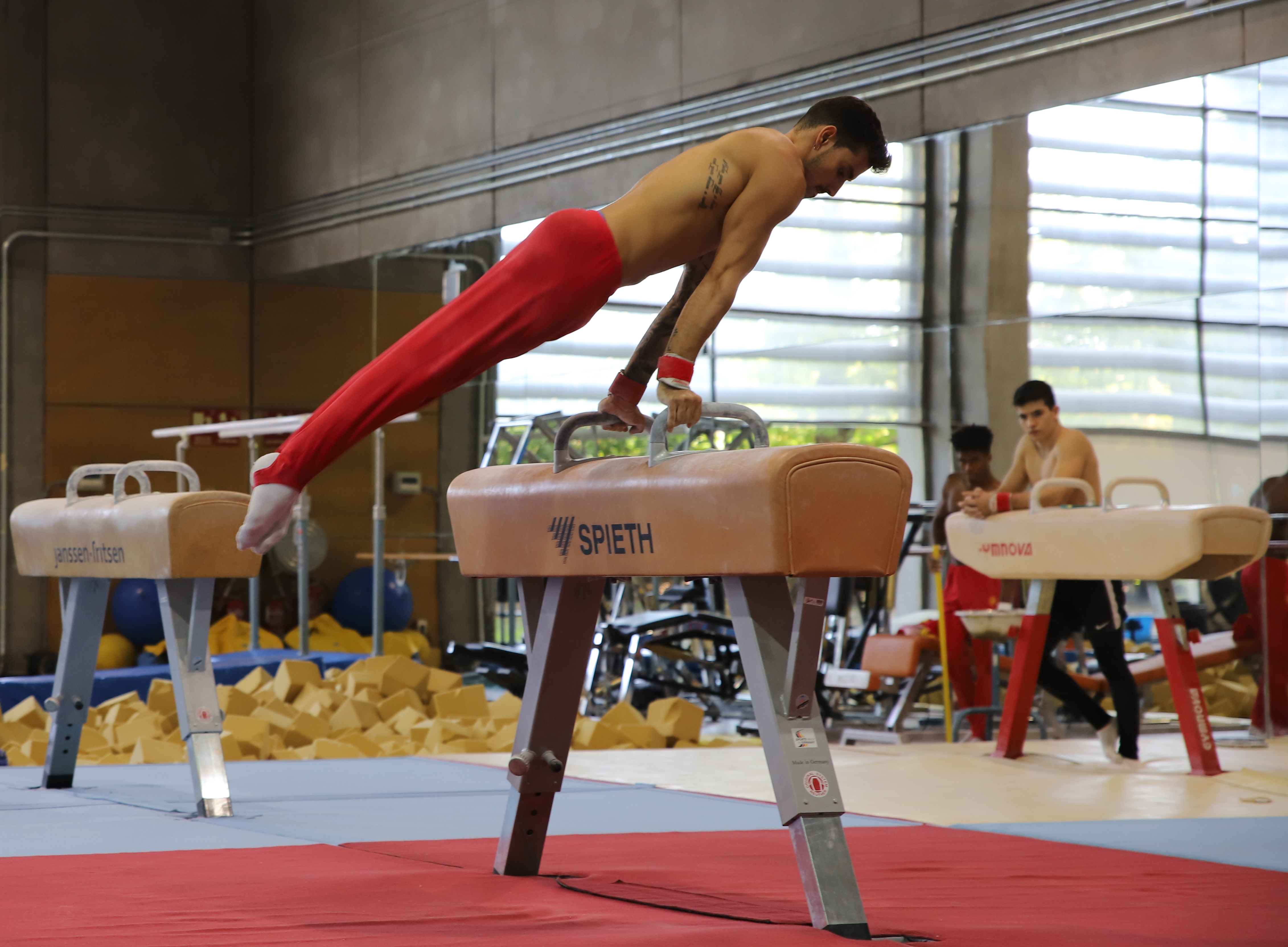 Imagen de un gimnasta en acción