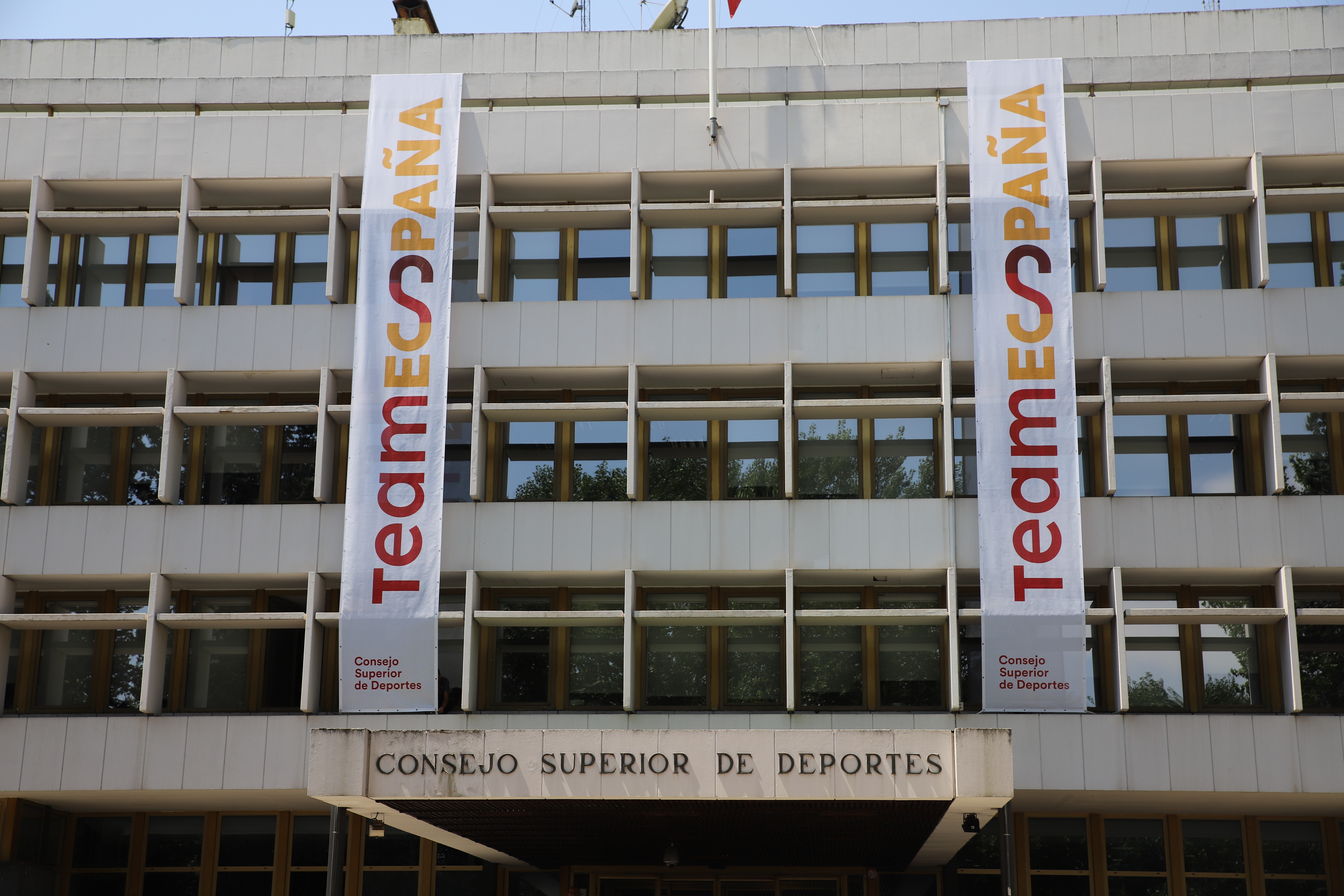 Fachada del CSD con las lonas de Team España