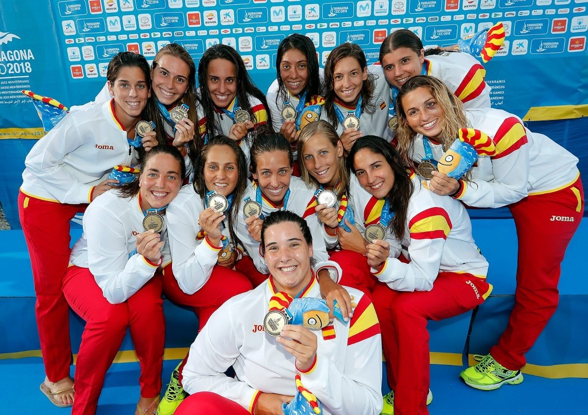 La selección española de waterpolo posa con el oro de Tarragona 2018