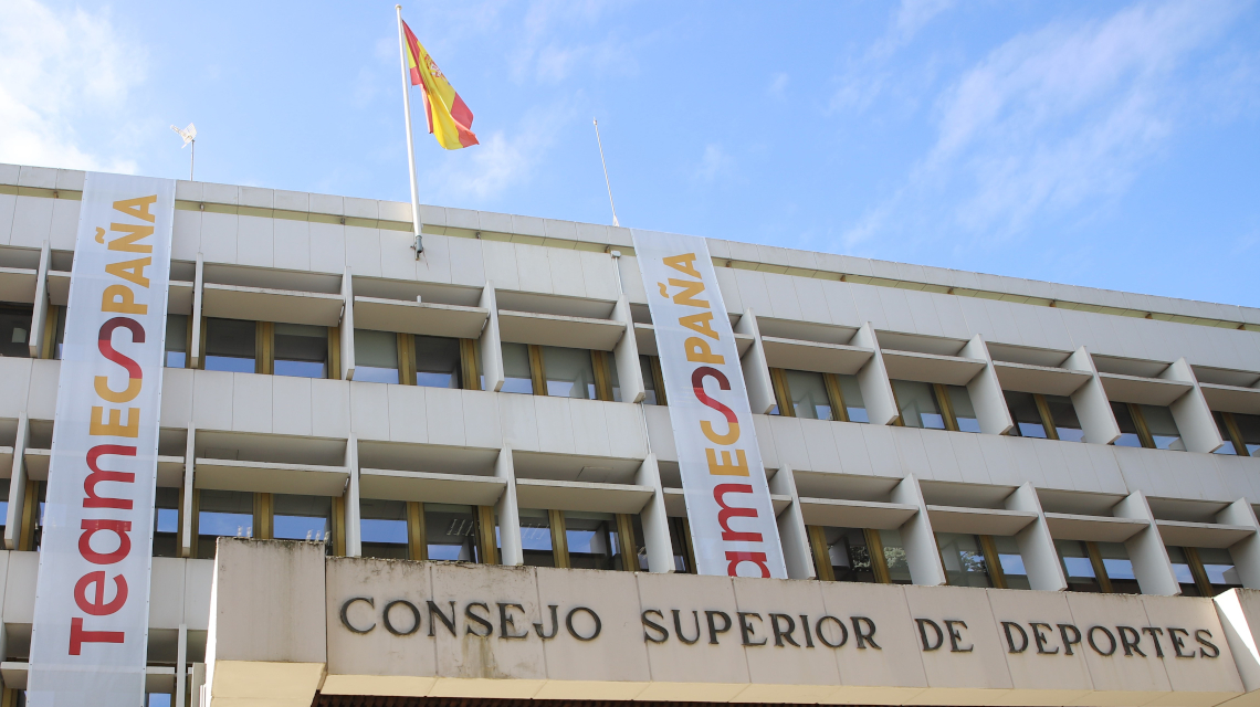 Façana banderes