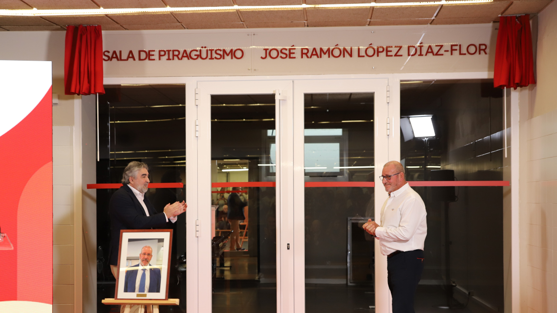 José Ramón descubre la sala de Piragüismo con su nombre