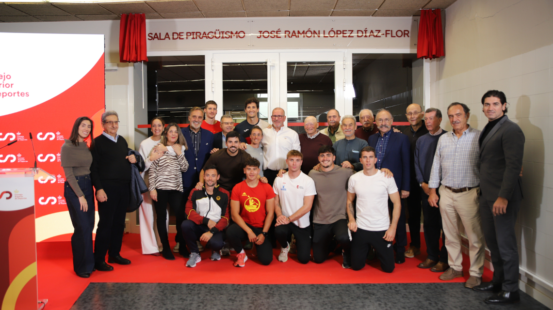 José Ramón arropado por los deportistas