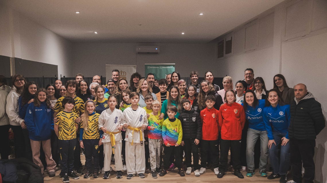 Foto de familia de la exposición ‘Stop Violencia en el deporte’,