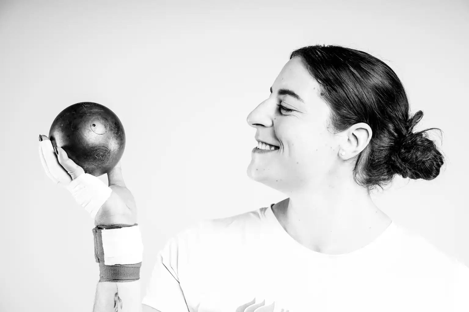 Deportista femenina con una pelota