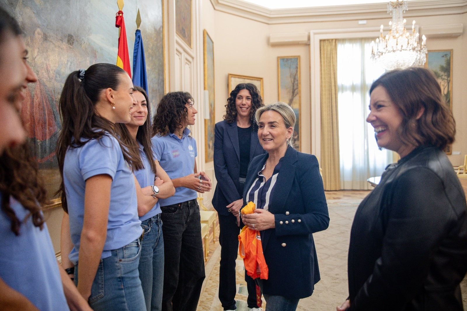 La ministra Milagros Tolón recibe al equipo español medallista en el mundial de pista cubierta de Torun