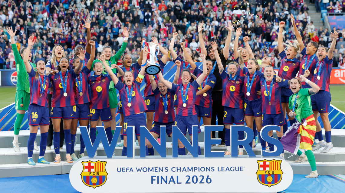 Imagen de las jugadoras levantando el trofeo de campeonas