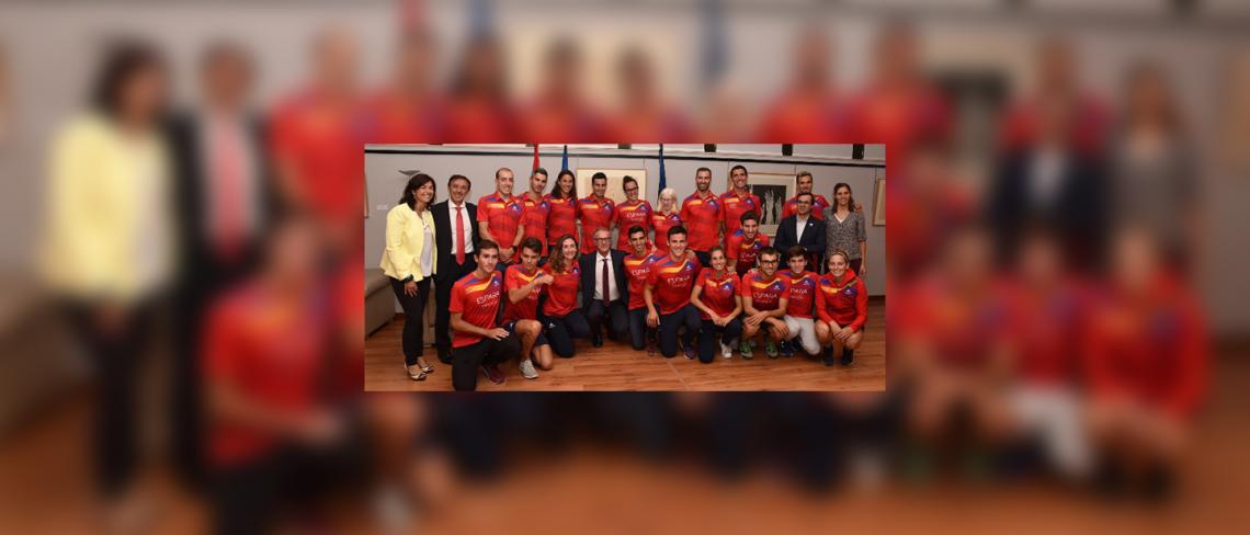Madrid, 08 de octubre de 2018. El ministro de Cultura y Deporte, José Guirao, ha recibido hoy en la sede del Consejo Superior de Deportes al equipo español de triatlón y paratriatlón liderado por el recientemente proclamado triple campeón del Mundo Mario Agregar a atajos Predeterminado