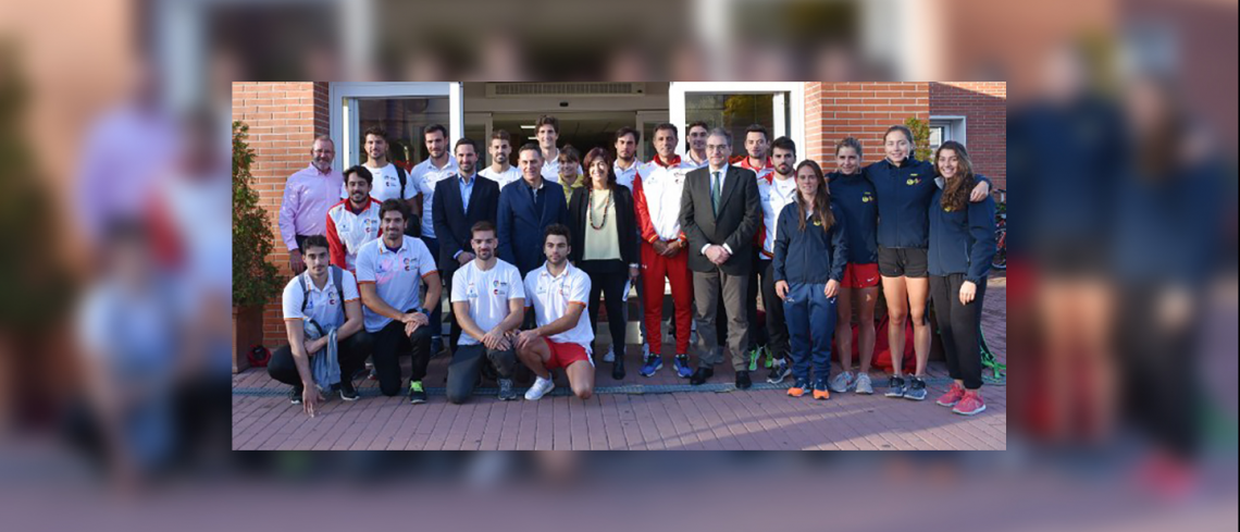 María José Regna visita als piragüistes espanyols de caiac en la Residència Blume de Madrid