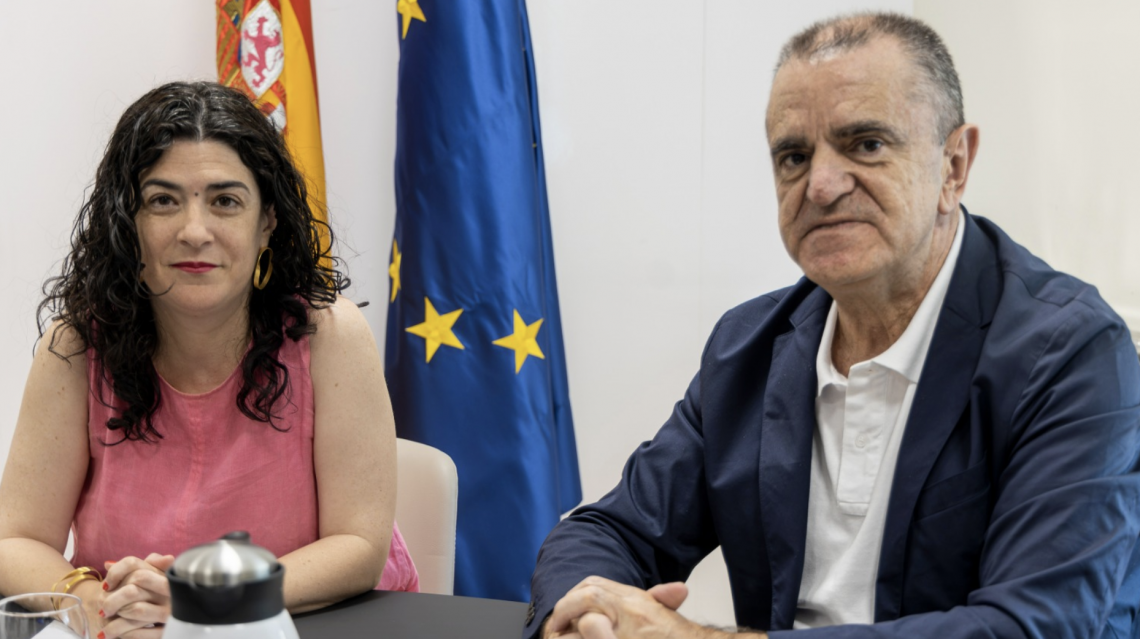 José Manuel Fanco, junto a Isabel Castro en una reunión