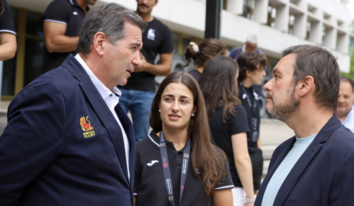  Víctor Francos receives selections of women and men of rugby seven 