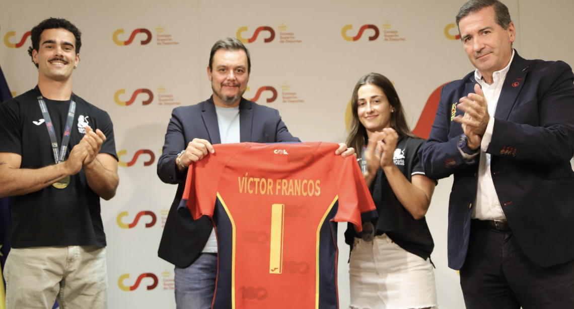  Víctor Francos receives selections of women and men of rugby seven 