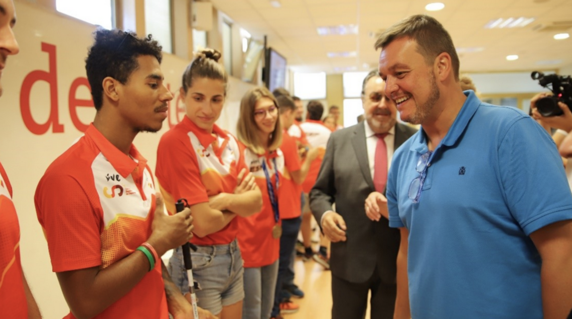 Víctor Francos recibe a los atletas paralímpicos tras sus éxitos en el Campeonato del Mundo de París