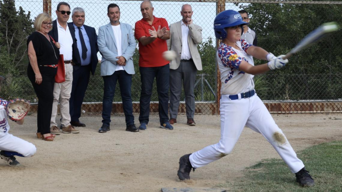 Víctor Francos seeing bat 