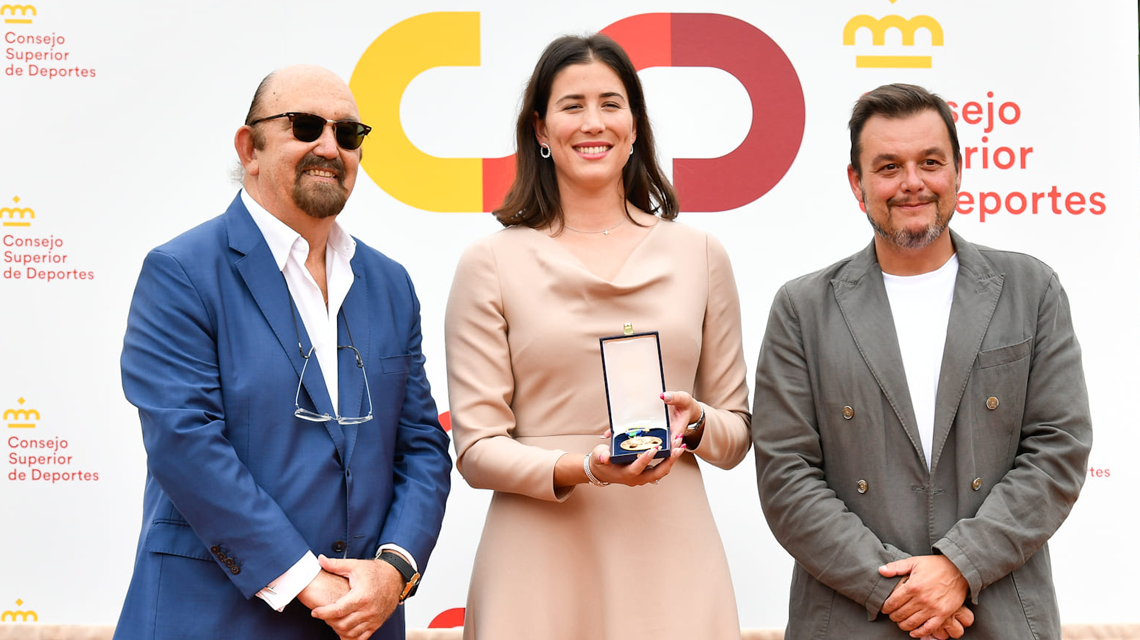 Víctor Francos entrega la medalla de oro de la Real Orden del Mérito Deportivo a Garbiñe Muguruza: “Hoy te damos las gracias y te pedimos que vuelvas”