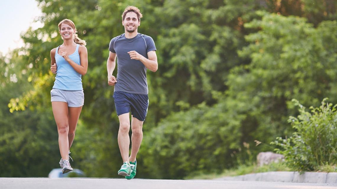 Una pareja corriendo al aire libre
