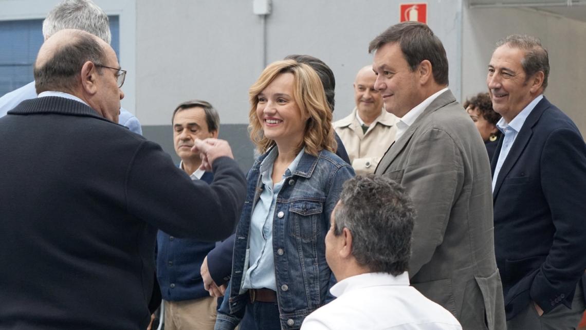 Pilar Alegría (centro) asistió al partido entre el IMF Getafe BSR y el Amiab Albacete