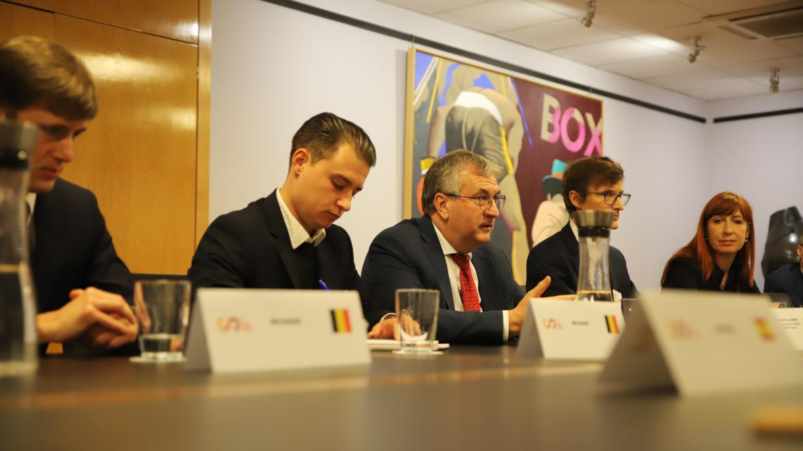 Pierre-Yves Jeholet (centro), ministro-presidente de la Federación Valonia-Bruselas 