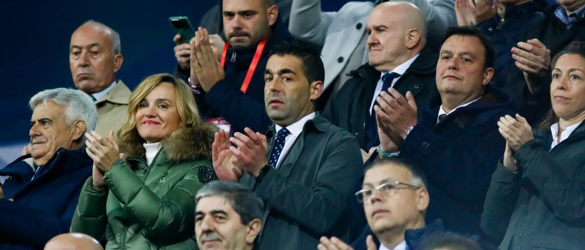 Pilar Alegría i Víctor Francos, en l'estadi de Pasarón