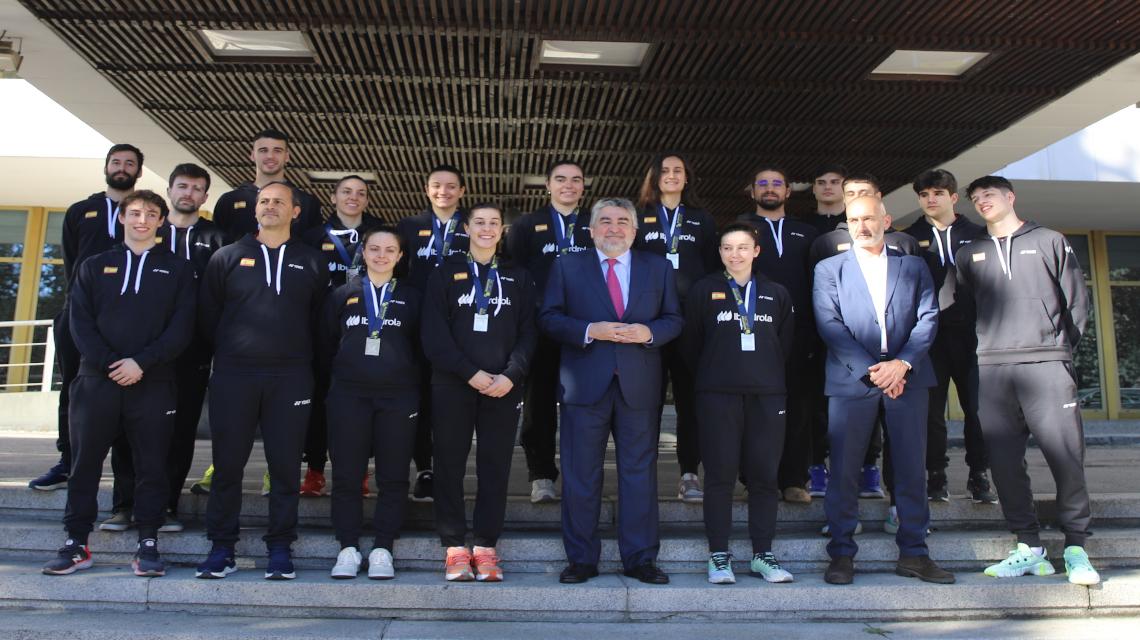Fotografía del presidente del CSD con la selección femenina de Bádminton