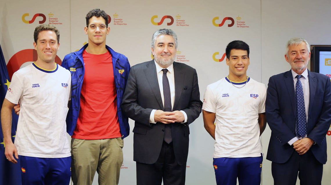 Rodríguez Uribes recibe a algúns dos medallistas do Mundial de Deportes Acuáticos de Doha 2024