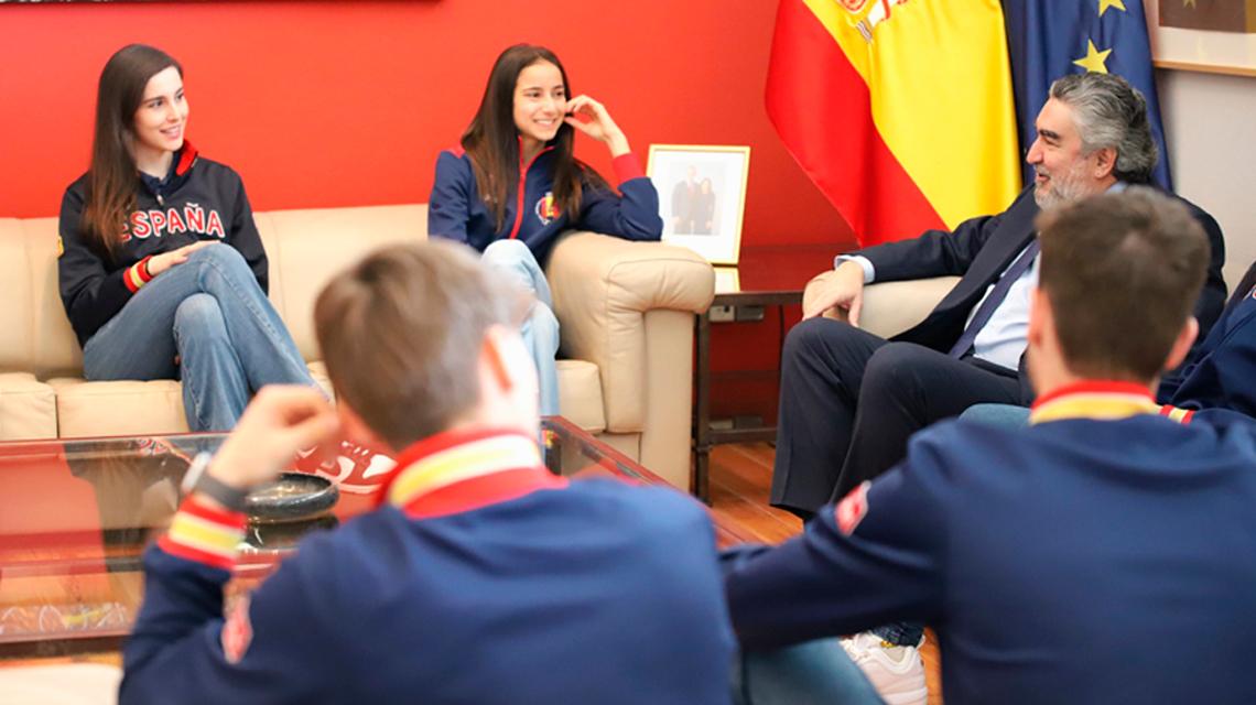 Rodríguez Uribes celebra junto a los taekwondistas españoles el pleno de representación en París 2024