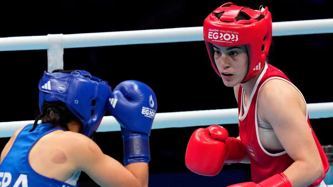 Laura Fuertes (d), en un combate