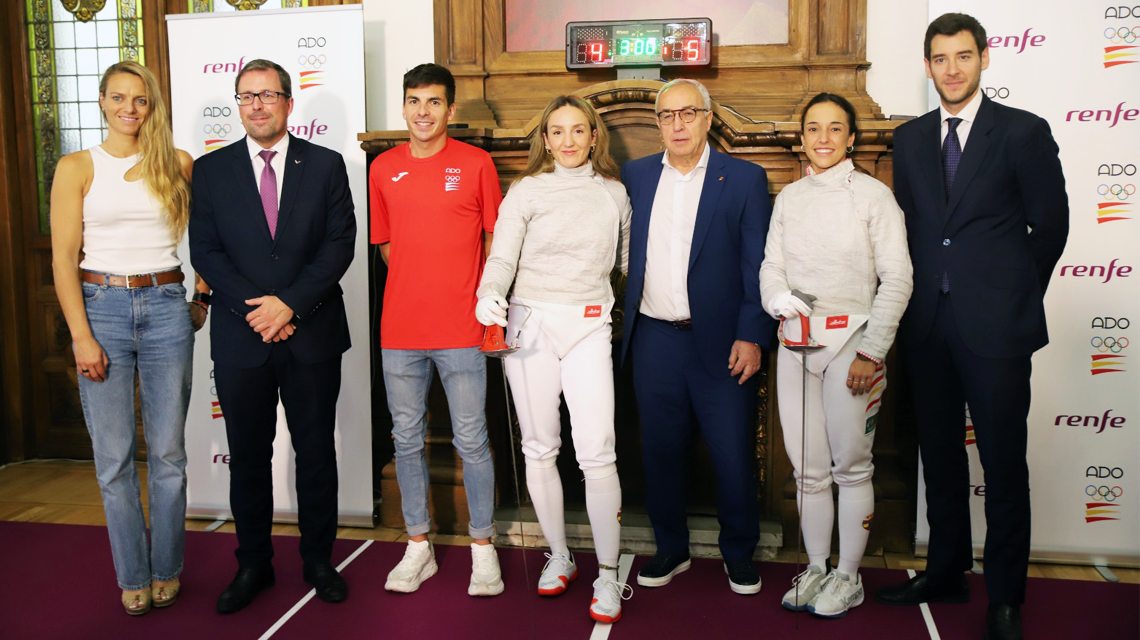 Representantes de ADO, Renfe, COE, CSD y deportistas durante el acto en la sede de Renfe