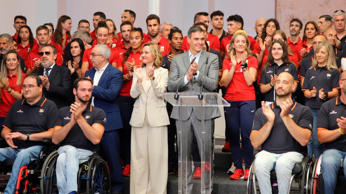 Foto de familia de la recepción a la delegación española para París 2024