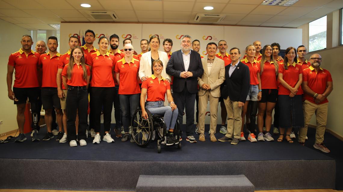 Foto de familia de la Presentación Equipo Paralímpico Triatlón