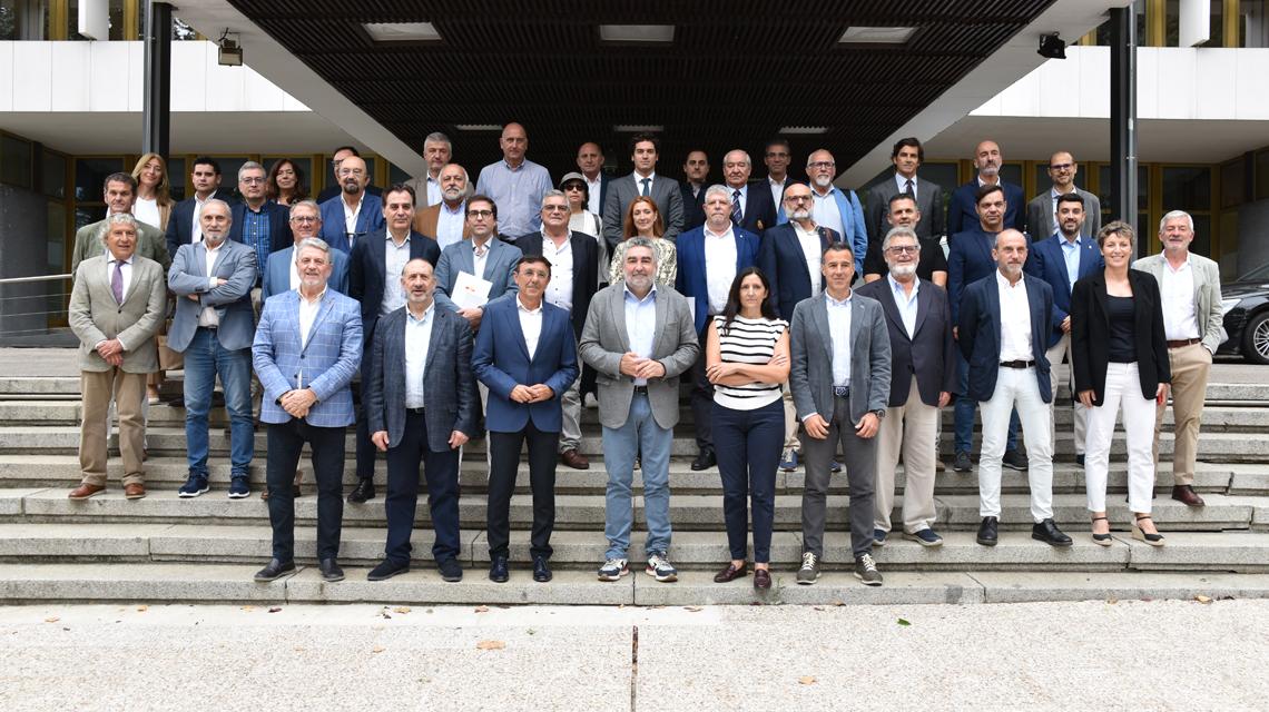 Rodríguez Uribes, with representatives of olympic federations, and not paralympics olympic
