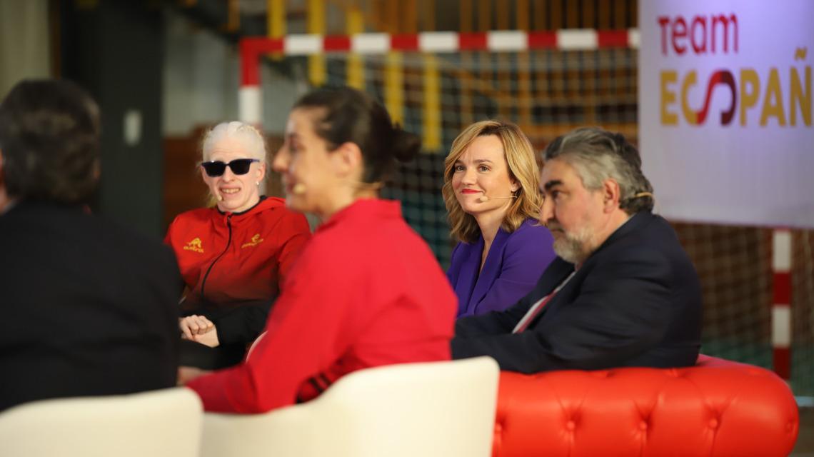 De izquierda a derecha: Susana Ruíz, Carolina Marín, PIlar Alegría y José Manuel Rodríguez Uribes