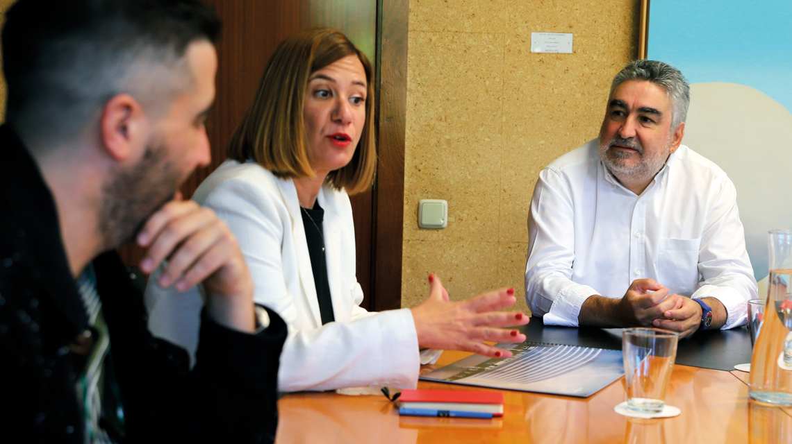 La alcaldesa de Irun, Cristina Laborda, y el presidente del CSD, José Manuel Rodríguez Uribes