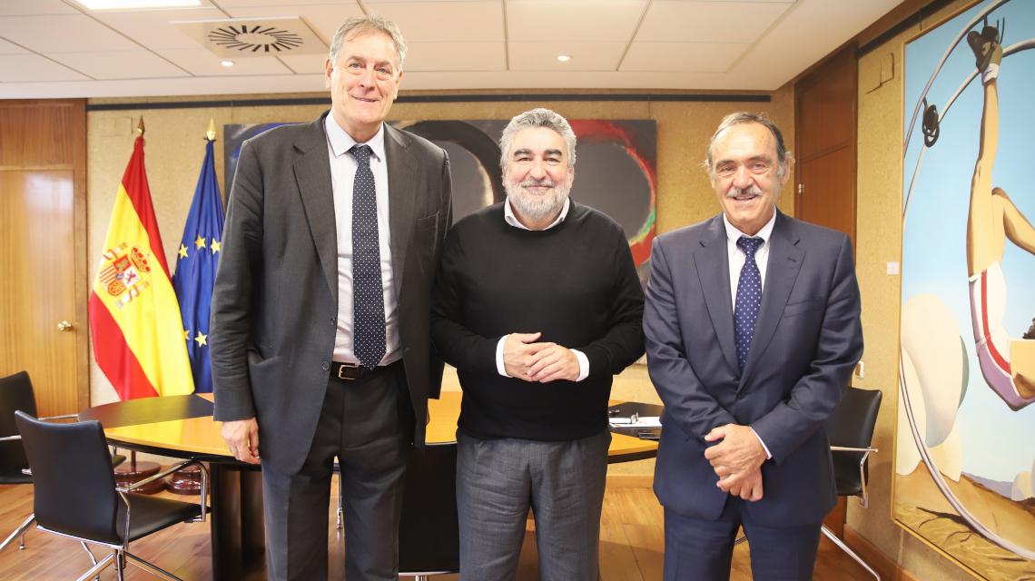 De izquierda a derecha: Fernando Arcega, José Manuel Rodríguez Uribes y José María Celorrio