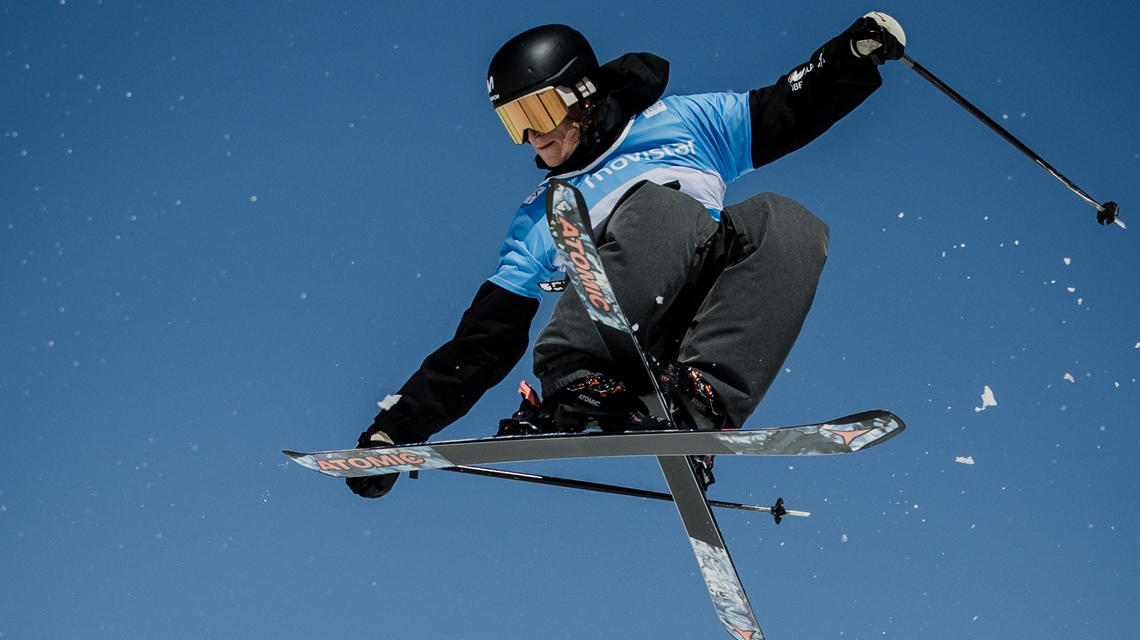 Deportista profesional practicando un deporte de invierno