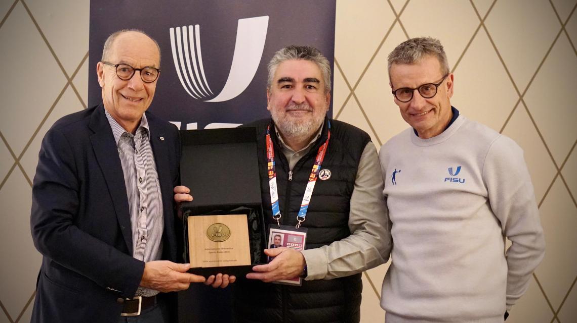Imagen de la reunión entre Rodríguez Uribes y el presidente de la FISU