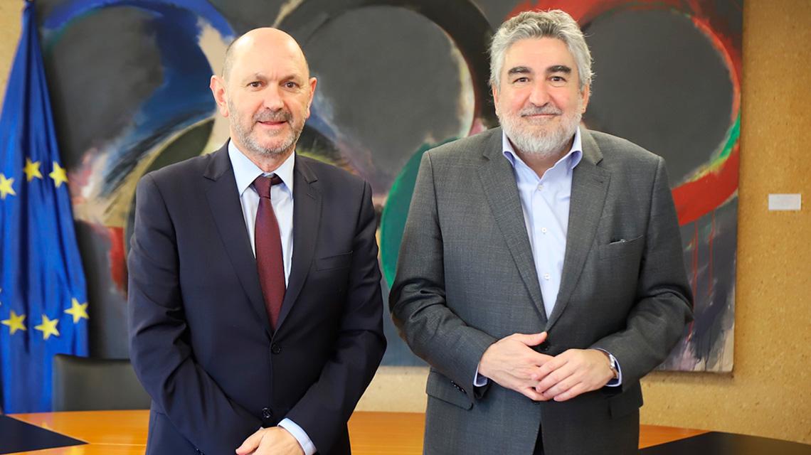 Rodriguez Uribes (d) receives Louzán (i) at the CSD