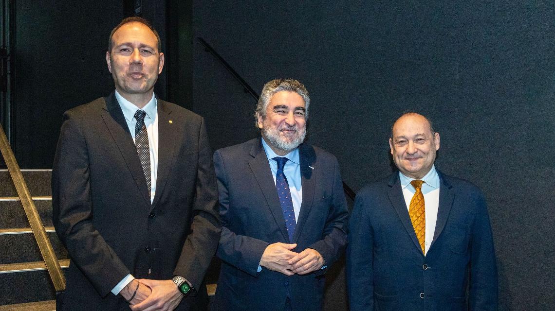 De izquierda a derecha Berni Álvarez, José Manuel Rodríguez Uribes y Carles Ruiz