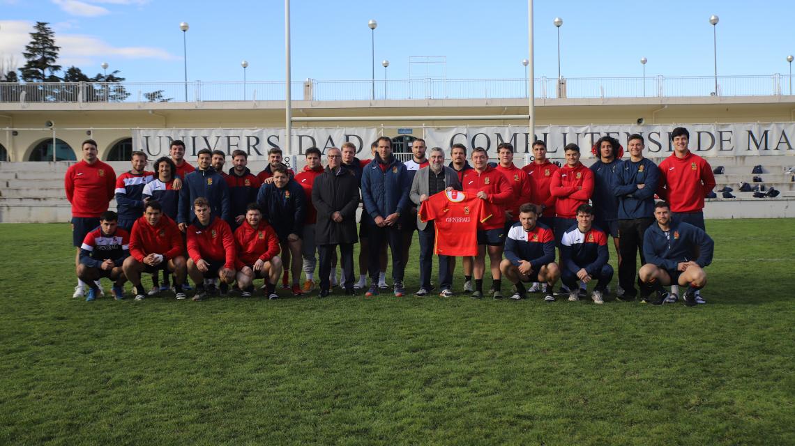 Foto de familia de la visita de el presidente del CSD a los Leones