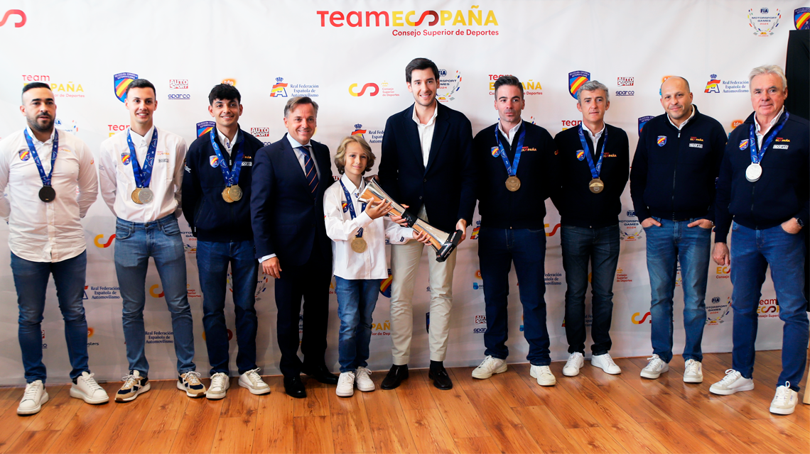 Fernando Molinero con una representación del Team España de automovilismo