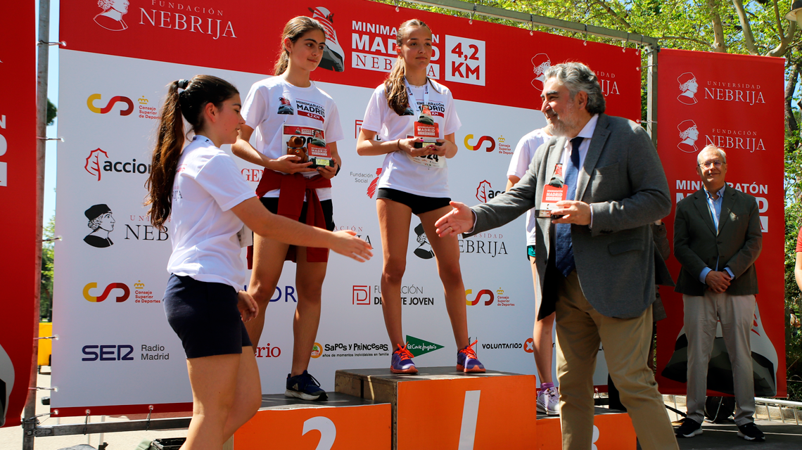 El presidente del CSD entregando los premios de la MiniMaratón Madrid Nebrija