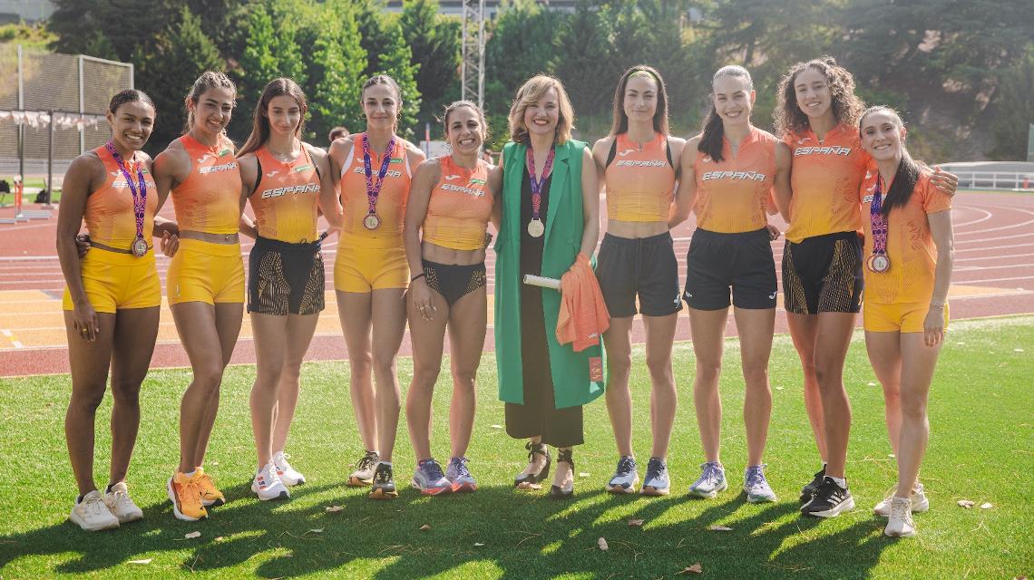 Pilar Alegría felicita a las atletas del 4x400 y 4x100 por sus medallas en los Mundiales de Relevos
