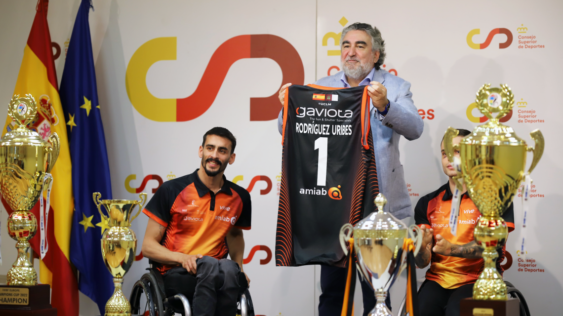 Rodríguez Uribes recibe una camiseta conmemorativa del BSR Amiab Albacete