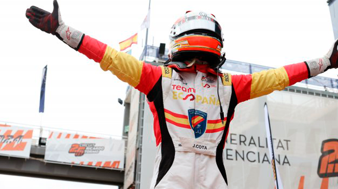 Piloto español con la equipación de Team España durante los FIA MotorSport Games de Valencia 2024