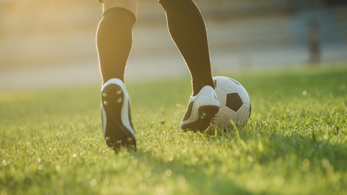 Persona jugando a fútbol