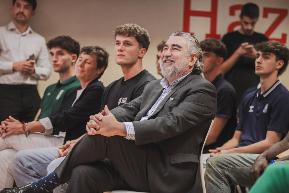 El presidente del CSD, José Manuel Rodríguez Uribes, junto a jugadores de la Liga U