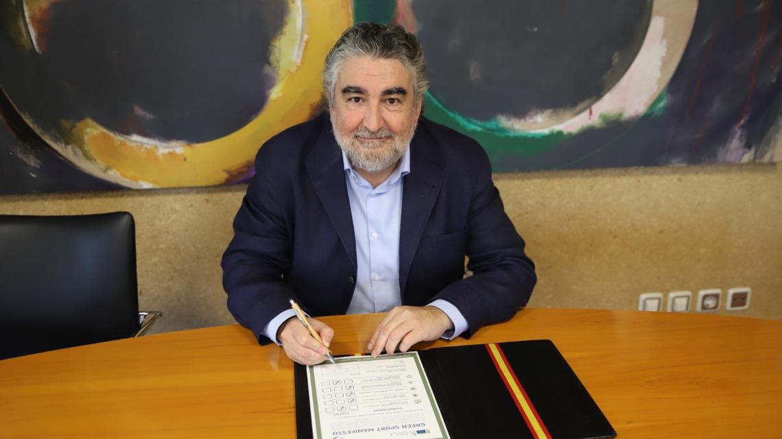 Imagen del presidente del CSD firmando el Manifiesto del Deporte Verde.