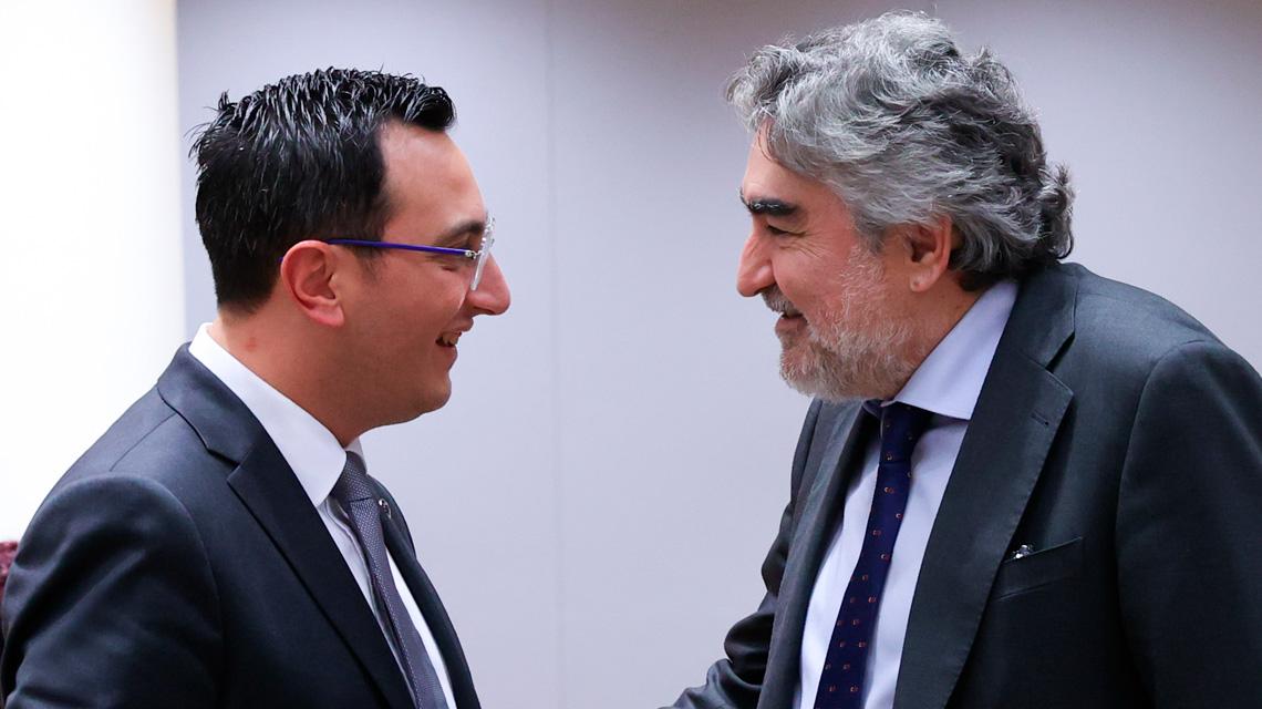 Rodríguez Uribes, junto al comisario de Deportes