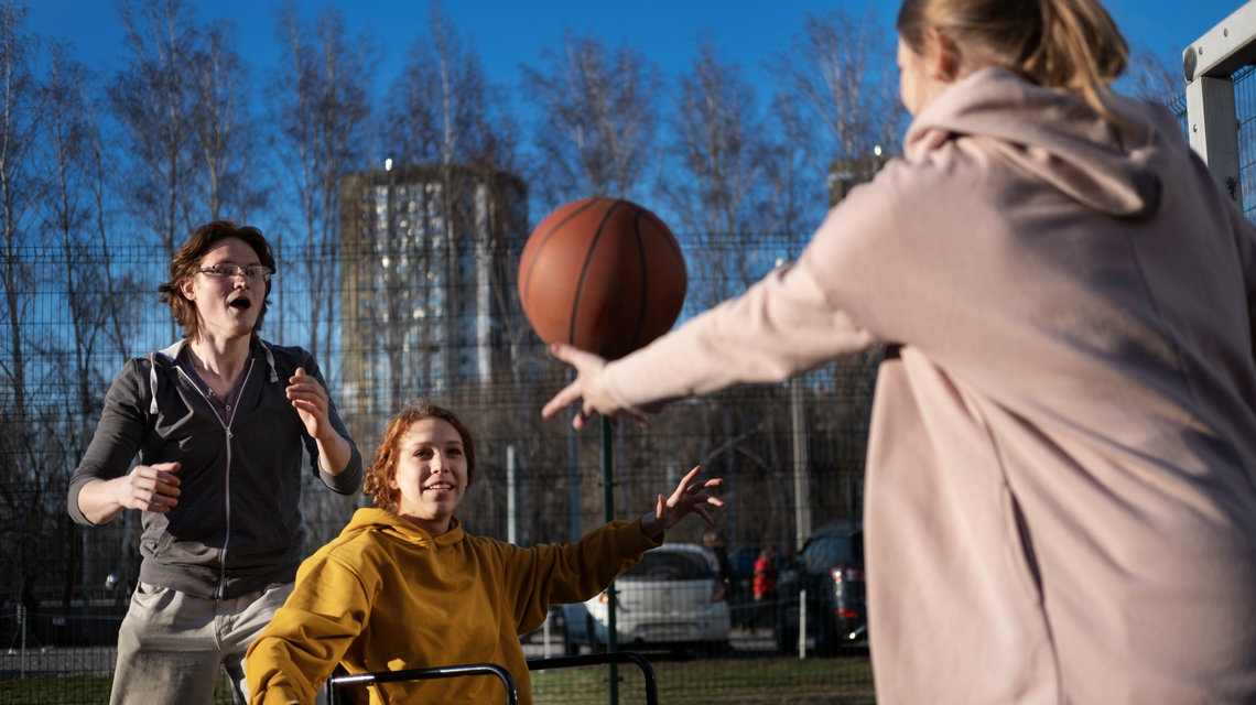 Persoas xogando ao baloncesto