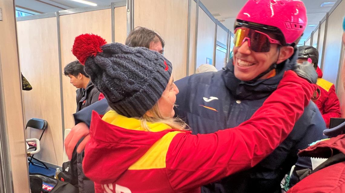 La ministra Milagros Tolón abraza a Oriol Cardona