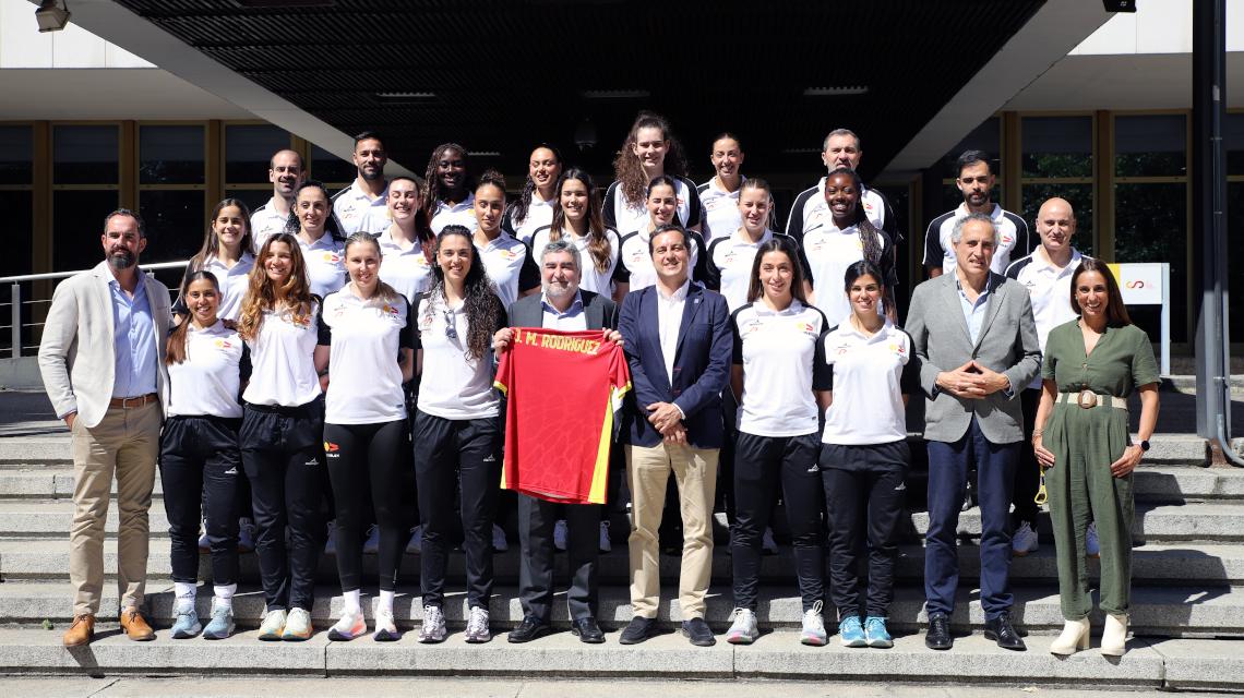 Imagen de grupo de la recepción a la selección femenina de voleibol